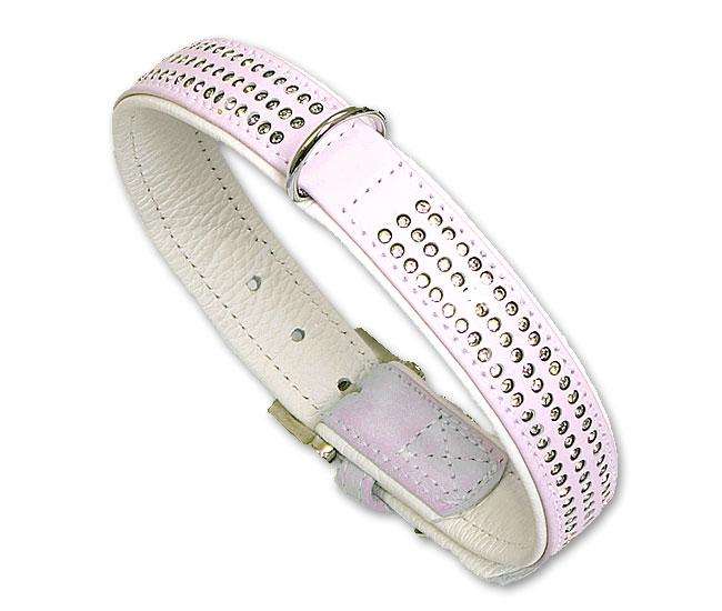 Entdecken Sie das VINTAGE Strasshalsband, ein echtes Schmuckstück aus hochwertigem Feinleder im angesagten Retrolook. Dieses elegante Halsband ist üppig mit modischem Strass in glasreiner Qualität besetzt, der durch sein feuriges Funkeln im Licht besticht. Hergestellt in Deutschland, vereint es beste Verarbeitung und strapazierfähige Materialien, die für Langlebigkeit sorgen. Der Strassbesatz ist sicher zwischen den Lagen des Leders eingenäht, was für zusätzliche Robustheit sorgt. Wählen Sie zwischen weichem weißen (Pastellfarben) oder schwarzen Softleder als Unterlage. Die Vintage-Reihe bietet edle Lederleinen und Halsbänder in modischen Trendfarben, die handvernäht sind und höchste Qualität garantieren. Perfekt für anspruchsvolle Tierliebhaber, die Stil und Eleganz schätzen!