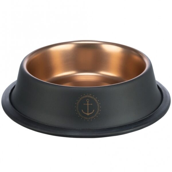Dieser elegante und praktische Behälter in schwarz/bronze ist nicht nur ein echter Hingucker, sondern auch besonders funktional. Dank des rutschfesten Gummirings bleibt er sicher an seinem Platz, während das hochwertige, lackierte Material eine einfache Reinigung ermöglicht. Der Behälter ist spülmaschinengeeignet (bitte vor dem Spülgang die Gummielemente entfernen) und hat ein Fassungsvermögen von 0,9 l bei einem Durchmesser von 23 cm. Mit jedem Kauf unterstützen Sie die Meeresschutzprojekte von TRIXIE, was einen wertvollen Beitrag zum Natur- und Artenschutz leistet. Entscheiden Sie sich für diesen praktischen Behälter – für stilvolle Ordnung und einen positiven Einfluss auf unsere Umwelt!