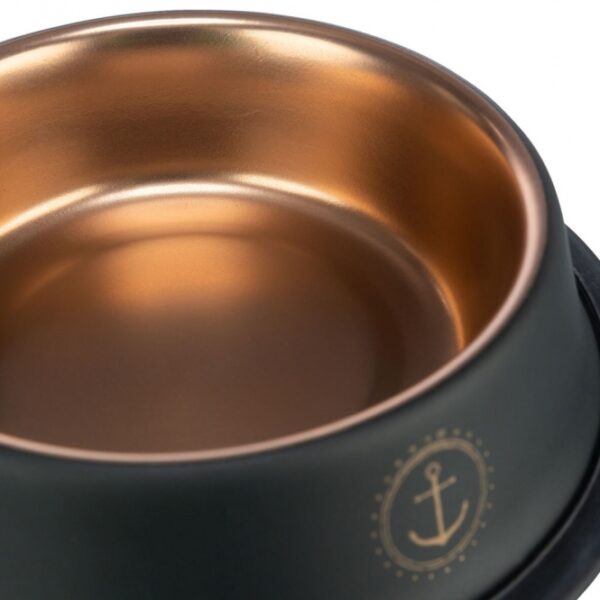 Dieser elegante und praktische Behälter in schwarz/bronze ist nicht nur ein echter Hingucker, sondern auch besonders funktional. Dank des rutschfesten Gummirings bleibt er sicher an seinem Platz, während das hochwertige, lackierte Material eine einfache Reinigung ermöglicht. Der Behälter ist spülmaschinengeeignet (bitte vor dem Spülgang die Gummielemente entfernen) und hat ein Fassungsvermögen von 0,9 l bei einem Durchmesser von 23 cm. Mit jedem Kauf unterstützen Sie die Meeresschutzprojekte von TRIXIE, was einen wertvollen Beitrag zum Natur- und Artenschutz leistet. Entscheiden Sie sich für diesen praktischen Behälter – für stilvolle Ordnung und einen positiven Einfluss auf unsere Umwelt!