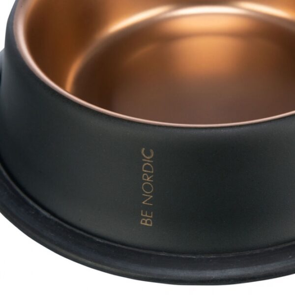 Dieser elegante und praktische Behälter in schwarz/bronze ist nicht nur ein echter Hingucker, sondern auch besonders funktional. Dank des rutschfesten Gummirings bleibt er sicher an seinem Platz, während das hochwertige, lackierte Material eine einfache Reinigung ermöglicht. Der Behälter ist spülmaschinengeeignet (bitte vor dem Spülgang die Gummielemente entfernen) und hat ein Fassungsvermögen von 0,9 l bei einem Durchmesser von 23 cm. Mit jedem Kauf unterstützen Sie die Meeresschutzprojekte von TRIXIE, was einen wertvollen Beitrag zum Natur- und Artenschutz leistet. Entscheiden Sie sich für diesen praktischen Behälter – für stilvolle Ordnung und einen positiven Einfluss auf unsere Umwelt!