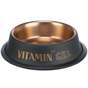 Dieser elegante und praktische Behälter in schwarz/bronze ist nicht nur ein echter Hingucker, sondern auch besonders funktional. Dank des rutschfesten Gummirings bleibt er sicher an seinem Platz, während das hochwertige, lackierte Material eine einfache Reinigung ermöglicht. Der Behälter ist spülmaschinengeeignet (bitte vor dem Spülgang die Gummielemente entfernen) und hat ein Fassungsvermögen von 0,9 l bei einem Durchmesser von 23 cm. Mit jedem Kauf unterstützen Sie die Meeresschutzprojekte von TRIXIE, was einen wertvollen Beitrag zum Natur- und Artenschutz leistet. Entscheiden Sie sich für diesen praktischen Behälter – für stilvolle Ordnung und einen positiven Einfluss auf unsere Umwelt!