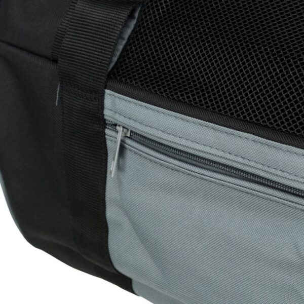 Der Rucksack Connor ist die perfekte Lösung für kleine Hunde, Katzen und andere Kleintiere bis 8 kg. Hergestellt aus strapazierfähigem Nylon/Polyester, überzeugt dieser Rucksack durch seine hohe Qualität und einfache Reinigung – einfach auswischen genügt! Als multifunktionale Tragetasche bietet er eine separate Fronttasche für Zubehör und eine integrierte Kurzleine, die das Herausspringen Ihres Haustieres während des Transports verhindert. Dank der seitlichen und frontalen Öffnung sowie der stufenlos verstellbaren Schultergurte ist er besonders benutzerfreundlich. Mehrere Netz-Einsätze sorgen für optimale Luftzirkulation und Komfort. Zudem ermöglichen praktische Laschen auf der Rückseite ein sicheres Anschnallen im Auto. Bei Nichtgebrauch lässt sich die Tasche platzsparend zusammenlegen, da die Seitenteile per Reißverschluss komplett geöffnet werden können. Erhältlich in Schwarz/Grau mit Außenmaßen von ca. 42 x 29 x 21 cm (BxHxT) und einer Bodenfläche von ca. 39,5 x 16 cm (BxT) – der Rucksack Connor ist die ideale Wahl für unterwegs!