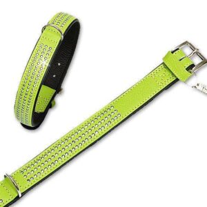 Entdecken Sie unser VINTAGE Strasshalsband, das mit seiner eleganten Feinlederserie im angesagten Retrolook begeistert. Dieses hochwertige Halsband ist aus weichem Feinleder gefertigt und besticht durch einen üppigen Strassbesatz in glasreiner Qualität, der sicher zwischen den Lagen des Leders eingenäht ist. Die funkelnden Steine reflektieren das Licht und verleihen dem Halsband ein feuriges Funkeln. Hergestellt in Deutschland, zeichnet sich dieses Produkt durch beste Verarbeitung, Strapazierfähigkeit und Langlebigkeit aus. Wählen Sie zwischen edlem weißen (Pastellfarben) oder schwarzem Softleder, um Ihrem Haustier einen stilvollen Look zu verleihen. Unsere Vintage-Reihe umfasst handvernähte Lederleinen und Halsbänder in modischen Trendfarben, die aus feinsten Materialien gefertigt sind – ideal für alle, die Wert auf Qualität und Stil legen.
