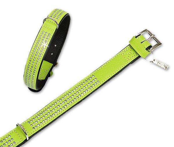 Entdecken Sie unser VINTAGE Strasshalsband, das mit seiner eleganten Feinlederserie im angesagten Retrolook begeistert. Dieses hochwertige Halsband ist aus weichem Feinleder gefertigt und besticht durch einen üppigen Strassbesatz in glasreiner Qualität, der sicher zwischen den Lagen des Leders eingenäht ist. Die funkelnden Steine reflektieren das Licht und verleihen dem Halsband ein feuriges Funkeln. Hergestellt in Deutschland, zeichnet sich dieses Produkt durch beste Verarbeitung, Strapazierfähigkeit und Langlebigkeit aus. Wählen Sie zwischen edlem weißen (Pastellfarben) oder schwarzem Softleder, um Ihrem Haustier einen stilvollen Look zu verleihen. Unsere Vintage-Reihe umfasst handvernähte Lederleinen und Halsbänder in modischen Trendfarben, die aus feinsten Materialien gefertigt sind – ideal für alle, die Wert auf Qualität und Stil legen.