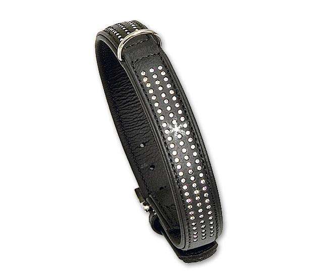 Entdecken Sie unser VINTAGE Strasshalsband – die perfekte Kombination aus stilvollem Retrolook und hochwertiger Verarbeitung. Dieses exquisite Halsband besteht aus weichem Feinleder und ist üppig mit modischem Strass in glasreiner Qualität besetzt. Der Strassbesatz ist sorgfältig zwischen den Lagen des Leders eingenäht, wodurch die funkelnden Steine im Licht strahlen und einen beeindruckenden Effekt erzeugen. Jedes Halsband wird in Handarbeit in Deutschland hergestellt und garantiert höchste Qualität und Langlebigkeit. Die strapazierfähigen und reißfesten Materialien sorgen dafür, dass Sie lange Freude an diesem eleganten Accessoire haben. Wählen Sie zwischen edlem weißen (Pastellfarben) oder schwarzem Softleder, um Ihrem Hund einen besonders stilvollen Look zu verleihen. Unsere Vintage-Reihe bietet nicht nur modische Trendfarben, sondern auch die beste Verarbeitung – ideal für anspruchsvolle Tierbesitzer, die Wert auf Qualität und Design legen.