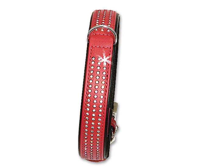 Entdecken Sie das VINTAGE Strasshalsband, ein echtes Highlight aus unserer hochwertigen Feinlederserie im angesagten Retrolook. Dieses elegante Halsband ist üppig mit modischem Strass in glasreiner Qualität besetzt, der im Licht feurig funkelt. Hergestellt aus weichem Feinleder, bietet es beste Verarbeitungsqualität und Langlebigkeit. Der Strassbesatz ist sicher zwischen den Lagen des Leders eingenäht, was das Halsband strapazierfähig und reißfest macht. In Handarbeit in Deutschland gefertigt, überzeugt es durch feinste Materialien und eine sorgfältige Handvernähung. Wählen Sie zwischen elegantem weißen (Pastellfarben) oder klassischem schwarzen Softleder. Die Vintage-Reihe umfasst edle Lederleinen und Halsbänder in modischen Trendfarben – perfekt für stilbewusste Hundehalter, die Wert auf hohe Qualität legen.