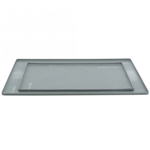 Entdecken Sie unsere hochwertige Silikonmatte mit erhöhtem Rand, die speziell für rutschfeste Sicherheit in Ihrer Küche entwickelt wurde. Mit den Maßen von ca. 48 x 30 cm und in eleganter grauer Farbe ist diese spülmaschinenfeste Matte nicht nur praktisch, sondern auch pflegeleicht. Sie eignet sich perfekt zum Schutz Ihrer Oberflächen und sorgt dafür, dass alles an seinem Platz bleibt. Darüber hinaus unterstützt der Verkauf dieser Serie die Meeresschutzprojekte von TRIXIE und leistet einen wertvollen Beitrag zum Natur- und Artenschutz. Wählen Sie Qualität und Nachhaltigkeit für Ihr Zuhause!