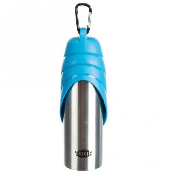 Dieser praktische Wasserspender aus hochwertigem, rostfreiem Edelstahl und robustem Kunststoff ist ideal für unterwegs. Mit einem großzügigen Fassungsvermögen von 750 ml sorgt er dafür, dass Ihr Haustier jederzeit ausreichend Wasser hat. Der innovative Deckel ist so gestaltet, dass er auch als Trinknapf verwendet werden kann, was ihn zu einem vielseitigen Begleiter auf Reisen oder beim Spaziergang macht. Der Wasserspender ist in mehreren attraktiven Farben erhältlich, wobei die Lieferung je nach Lagerbestand erfolgt. Bitte beachten Sie, dass eine Farbauswahl nicht möglich ist. Investieren Sie in diesen hochwertigen Wasserspender und genießen Sie die Vorteile eines praktischen und funktionalen Zubehörs für Ihr Haustier!