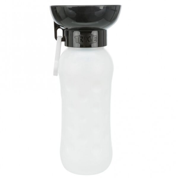 Dieser praktische Wasserspender mit Napf-Aufsatz ist ideal für unterwegs und sorgt dafür, dass Ihr Haustier jederzeit mit frischem Wasser versorgt ist. Durch einfaches Drücken der Flasche gelangt das Wasser mühelos in den Napf-Aufsatz, während das Druckknopfventil eine einfache Handhabung ermöglicht – so können Sie den Napf schnell öffnen und schließen. Mit einem Fassungsvermögen von 0,55 Litern ist dieser Wasserspender perfekt für Ausflüge oder Spaziergänge. Dank des integrierten Karabiners lässt sich der Wasserspender bequem am Gürtel oder Rucksack befestigen. Hergestellt aus hochwertigem Kunststoff, ist er in verschiedenen Farben erhältlich, wobei die Farbwahl je nach Lagerbestand erfolgt. Holen Sie sich diesen praktischen Begleiter für Ihr Haustier und genießen Sie sorgenfreie Ausflüge!