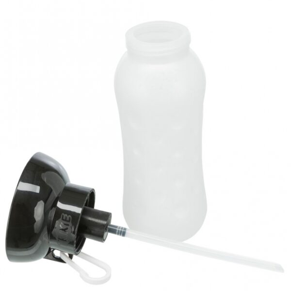 Dieser praktische Wasserspender mit Napf-Aufsatz ist ideal für unterwegs und sorgt dafür, dass Ihr Haustier jederzeit mit frischem Wasser versorgt ist. Durch einfaches Drücken der Flasche gelangt das Wasser mühelos in den Napf-Aufsatz, während das Druckknopfventil eine einfache Handhabung ermöglicht – so können Sie den Napf schnell öffnen und schließen. Mit einem Fassungsvermögen von 0,55 Litern ist dieser Wasserspender perfekt für Ausflüge oder Spaziergänge. Dank des integrierten Karabiners lässt sich der Wasserspender bequem am Gürtel oder Rucksack befestigen. Hergestellt aus hochwertigem Kunststoff, ist er in verschiedenen Farben erhältlich, wobei die Farbwahl je nach Lagerbestand erfolgt. Holen Sie sich diesen praktischen Begleiter für Ihr Haustier und genießen Sie sorgenfreie Ausflüge!