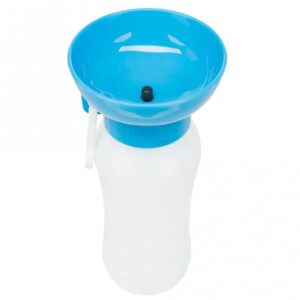 Dieser praktische Wasserspender mit Napf-Aufsatz ist ideal für unterwegs und sorgt dafür, dass Ihr Haustier jederzeit mit frischem Wasser versorgt ist. Durch einfaches Drücken der Flasche gelangt das Wasser mühelos in den Napf-Aufsatz, während das Druckknopfventil eine einfache Handhabung ermöglicht – so können Sie den Napf schnell öffnen und schließen. Mit einem Fassungsvermögen von 0,55 Litern ist dieser Wasserspender perfekt für Ausflüge oder Spaziergänge. Dank des integrierten Karabiners lässt sich der Wasserspender bequem am Gürtel oder Rucksack befestigen. Hergestellt aus hochwertigem Kunststoff, ist er in verschiedenen Farben erhältlich, wobei die Farbwahl je nach Lagerbestand erfolgt. Holen Sie sich diesen praktischen Begleiter für Ihr Haustier und genießen Sie sorgenfreie Ausflüge!