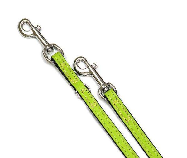Entdecken Sie die VINTAGE Führleine, die 3-fach verstellbar ist und aus feinsten Materialien gefertigt wird. Diese hochwertige Leine überzeugt durch ihre beste Verarbeitung und die Verwendung von verchromten Beschlägen, die sowohl Funktionalität als auch Stil vereinen. In liebevoller Handarbeit in Deutschland hergestellt, ist jede Leine handvernäht und bietet außergewöhnliche Strapazierfähigkeit sowie Reißfestigkeit. Die langlebige Konstruktion garantiert, dass Sie viele Jahre Freude an diesem eleganten Accessoire haben werden. Die Vintage-Reihe umfasst edle Lederleinen und Halsbänder in modischen Trendfarben, die nicht nur optisch ansprechend sind, sondern auch höchsten Komfort für Sie und Ihren Hund bieten. Wählen Sie Qualität und Stil mit der VINTAGE Führleine – für unvergessliche Spaziergänge!