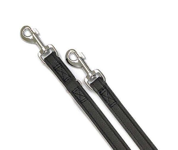 Entdecken Sie die **VINTAGE Führleine**, die nicht nur 3-fach verstellbar ist, sondern auch aus **feinsten Materialien** gefertigt wird. Diese **hochwertige Lederleine** überzeugt durch ihre **beste Verarbeitung** und die Verwendung von **verchromten Beschlägen**, die für zusätzliche Langlebigkeit sorgen. In liebevoller **Handarbeit in Deutschland** hergestellt, ist jede Leine handvernäht und garantiert strapazierfähig sowie reißfest. Die **Vintage-Reihe** bietet edle Lederleinen und Halsbänder in modischen Trendfarben, die sowohl stilvoll als auch funktional sind. Wählen Sie eine **Führleine**, die nicht nur Ihre Ansprüche erfüllt, sondern auch Ihrem Hund den besten Komfort bietet. Ideal für Hundebesitzer, die Wert auf **hohe Qualität** und **Langlebigkeit** legen!