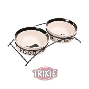 Die Trixie Eat on Feet Napf-Sets für Hunde sind die perfekte Wahl für alle Hundebesitzer, die Wert auf hohe Qualität und stilvolles Design legen. Dieses Komplettset besteht aus zwei robusten Keramiknäpfen, die in einem pulverbeschichteten Metallhalter mit rutschfesten Gummifüßen untergebracht sind. Mit einem Fassungsvermögen von 2,6 Litern und einem Napfdurchmesser von ca. 25 cm bieten die Näpfe ausreichend Platz für Futter und Wasser. Die ansprechenden Aufschriften "WATER" und "FOOD" sowie die niedlichen Motive auf dem Boden der Näpfe machen das Set zu einem echten Hingucker in jedem Zuhause. Ideal für Hunde aller Größen, vereint dieses Set Funktionalität und ansprechendes Design – ein Muss für jeden Hundeliebhaber!