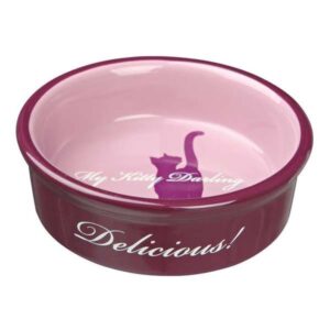 Entdecken Sie den eleganten Keramiknapf der My Kitty Darling-Produktreihe von Trixie, der Ihrem geliebten Stubentiger ein königliches Speiseerlebnis bietet. Mit einem Fassungsvermögen von ca. 0,2 l ist dieser hochwertige Katzennapf nicht nur funktional, sondern auch ein echter Blickfang in Ihrem Zuhause. Der Innenboden ist liebevoll mit einer Katzensilhouette und dem charakteristischen My Kitty Darling-Schriftzug gestaltet, während der Schriftzug "Delicious!" an der Front des Napfes für zusätzlichen Charme sorgt. Mit einem Außendurchmesser von ca. 13 cm, einem Innendurchmesser von ca. 11 cm und einer Höhe von ca. 4 cm passt dieser lila Napf perfekt in jede Einrichtung. Gönnen Sie Ihrer Samtpfote diesen stilvollen und praktischen Katzennapf – für eine stilvolle Mahlzeit und hohen Genuss!