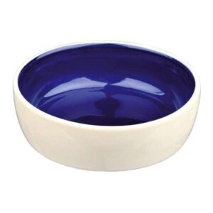 Der hochwertige Keramiknapf für Katzen ist die perfekte Wahl für Futter und Wasser. Mit einem attraktiven Design in Creme außen und Blau innen fügt er sich harmonisch in jedes Zuhause ein. Dieser praktische Napf hat ein Fassungsvermögen von ca. 0,3 Litern und einen Durchmesser von ca. 12 cm, ideal für kleine bis mittelgroße Katzen. Dank seiner robusten Keramikstruktur ist er nicht nur langlebig, sondern auch leicht zu reinigen. Gönnen Sie Ihrer Katze diesen stilvollen und funktionalen Napf – für eine gesunde Ernährung und ein schönes Zuhause!