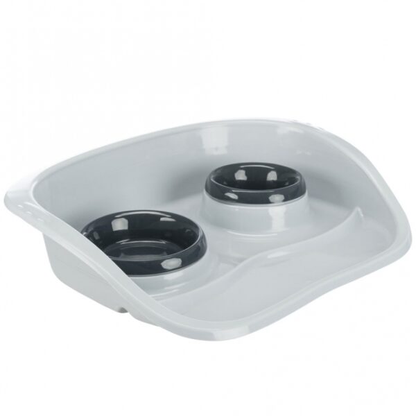 Dieses hochwertige Napf-Set aus robustem Kunststoff verfügt über einen praktischen Spritzschutz und ist ideal für Haustiere. Die einzeln abnehmbaren Näpfe bieten ein Fassungsvermögen von 0,25 L und 0,3 L, perfekt für kleine und mittelgroße Tiere. Mit einem Napfdurchmesser von ca. 9 cm und 11 cm sowie Gesamtmaßen von ca. 46 × 11 × 30 cm passt dieses Set problemlos in jede Ecke Ihres Zuhauses. Die Grundfarbe ist elegant Grau, während die Näpfe in verschiedenen Farben erhältlich sind – eine Farbwahl ist jedoch nicht möglich, da die Auswahl je nach Lagerbestand variiert. Investieren Sie in dieses praktische und stilvolle Napf-Set, das sowohl Funktionalität als auch hohe Qualität vereint und Ihren vierbeinigen Freunden ein angenehmes Fresserlebnis bietet.