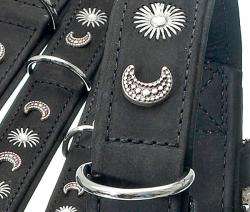 Das BUFFALO DECO Halsband ist die perfekte Wahl für anspruchsvolle Hundebesitzer, die Wert auf Qualität und Stil legen. Hergestellt aus superweichem Büffelleder, bietet es nicht nur hohen Tragekomfort, sondern ist auch wasserabweisend und strapazierfähig. Jedes Halsband wird in Deutschland in Handarbeit verarbeitet und ist handvernäht, was für eine lange Lebensdauer und Reißfestigkeit sorgt. Die verchromten Beschläge verleihen dem Halsband eine edle Note. Entdecken Sie die exklusive Buffalo-Reihe, die nicht nur durch beste Verarbeitung, sondern auch durch ihr ansprechendes Design überzeugt. Mit diesem hochwertigen Halsband entscheiden Sie sich für ein langlebiges und stilvolles Accessoire für Ihren vierbeinigen Freund.