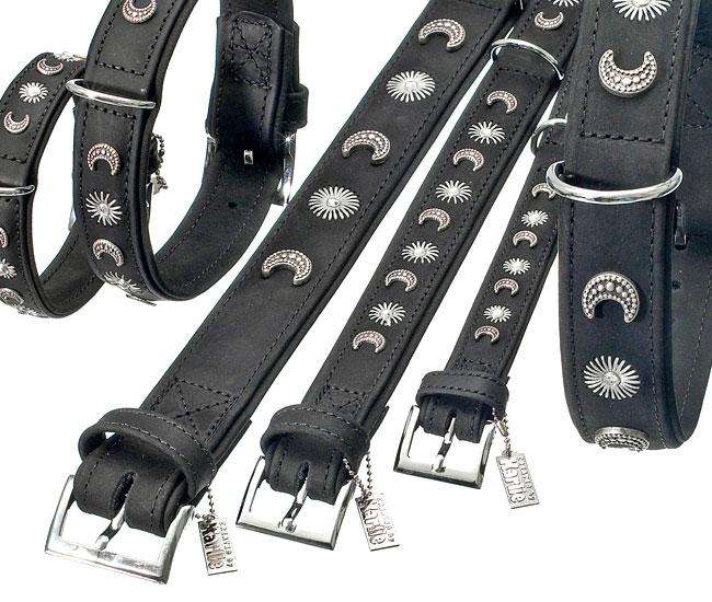 Das BUFFALO DECO Halsband ist die perfekte Wahl für anspruchsvolle Hundebesitzer, die Wert auf Qualität und Stil legen. Hergestellt aus superweichem Büffelleder, bietet es nicht nur hohen Tragekomfort, sondern ist auch wasserabweisend und strapazierfähig. Jedes Halsband wird in Deutschland in Handarbeit verarbeitet und ist handvernäht, was für eine lange Lebensdauer und Reißfestigkeit sorgt. Die verchromten Beschläge verleihen dem Halsband eine edle Note. Entdecken Sie die exklusive Buffalo-Reihe, die nicht nur durch beste Verarbeitung, sondern auch durch ihr ansprechendes Design überzeugt. Mit diesem hochwertigen Halsband entscheiden Sie sich für ein langlebiges und stilvolles Accessoire für Ihren vierbeinigen Freund.