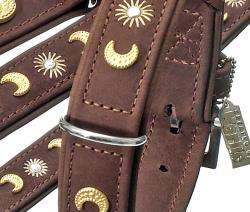 Das BUFFALO DECO Halsband ist die perfekte Wahl für anspruchsvolle Hundebesitzer, die Wert auf Qualität und Stil legen. Hergestellt aus superweichem Büffelleder, bietet dieses Halsband nicht nur außergewöhnlichen Komfort für Ihren Vierbeiner, sondern ist auch wasserabweisend und strapazierfähig. Die beste Verarbeitung und die handvernähten Details garantieren eine hohe Langlebigkeit und Reißfestigkeit, während die verchromten Beschläge für zusätzlichen Schutz und Eleganz sorgen. Jedes Halsband wird in Deutschland in sorgfältiger Handarbeit gefertigt und gehört zur exklusiven Buffalo-Reihe, die edle Lederleinen und Halsbänder umfasst. Entscheiden Sie sich für das BUFFALO DECO Halsband – für ein stilvolles und langlebiges Accessoire für Ihren Hund!