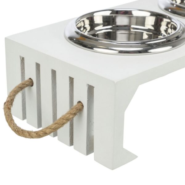 Dieser elegante Futterspender aus hochwertigem MDF mit robusten Edelstahl-Näpfen ist die perfekte Lösung für Ihre Haustierbedürfnisse. Die rutschfesten Gummifüße sorgen dafür, dass der Futterspender stabil an seinem Platz bleibt, während die geräuscharmen Silikonringe ein leises Fressen ermöglichen. Mit einem Fassungsvermögen von 2 x 0,9 l und einem Napfdurchmesser von ca. 17 cm bietet er ausreichend Platz für Ihr Haustier. Die Gesamtmaße von ca. 44 × 21 × 14 cm machen ihn ideal für jede Wohnung. In einem modernen, weißen Design fügt sich dieser Futterspender harmonisch in Ihr Zuhause ein und kombiniert Funktionalität mit ansprechendem Aussehen. Entscheiden Sie sich für Qualität und Stil – Ihr Haustier wird es Ihnen danken!