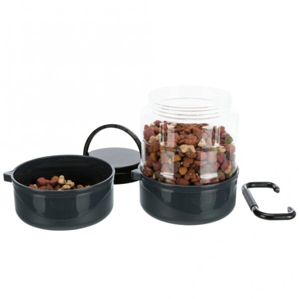 Das praktische Reise-Set für Hunde ist aus hochwertigem Kunststoff gefertigt und bietet Ihrem Vierbeiner alles, was er unterwegs benötigt. Das Set umfasst einen Wasser- und einen Futternapf mit jeweils 0,75 l Fassungsvermögen sowie einen Futterbehälter mit 2 l, ideal zur Aufbewahrung von Trockenfutter. Dank des cleveren Designs können die Einzelteile einfach zusammengesteckt werden, was platzsparendes Verstauen und bequemes Tragen mit dem integrierten Griff ermöglicht. Dieses funktionale und kompakte Reise-Set ist perfekt für Ausflüge, Reisen und Spaziergänge, sodass Ihr Hund immer bestens versorgt ist – ein unverzichtbarer Begleiter für jeden Hundebesitzer!