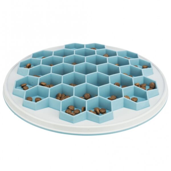 Dieser rutschfeste Futterring ist die perfekte Lösung, um das Schlingen Ihres Haustieres zu verhindern und sorgt dafür, dass Ihr Vierbeiner in aller Ruhe sein Futter genießen kann. Er ist für alle Futtersorten geeignet und besteht aus weichem, hochwertigem Material, das Maul und Zahnfleisch schont. Dank der tierschutzkonformen Herstellung nach § 18 (AT) können Sie sicher sein, dass Ihr Haustier nur das Beste erhält. Der Futterring ist spülmaschinengeeignet und lässt sich somit einfach reinigen. Mit einem Durchmesser von ca. 30 cm und in der ansprechenden Farbe grau/blau passt er perfekt in jede Umgebung. Investieren Sie in die Gesundheit Ihres Haustieres mit diesem praktischen und langlebigen Futterring!