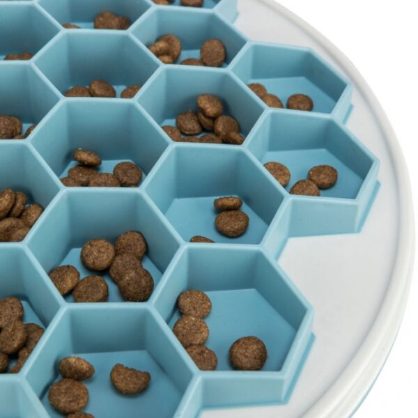 Dieser rutschfeste Futterring ist die perfekte Lösung, um das Schlingen Ihres Haustieres zu verhindern und sorgt dafür, dass Ihr Vierbeiner in aller Ruhe sein Futter genießen kann. Er ist für alle Futtersorten geeignet und besteht aus weichem, hochwertigem Material, das Maul und Zahnfleisch schont. Dank der tierschutzkonformen Herstellung nach § 18 (AT) können Sie sicher sein, dass Ihr Haustier nur das Beste erhält. Der Futterring ist spülmaschinengeeignet und lässt sich somit einfach reinigen. Mit einem Durchmesser von ca. 30 cm und in der ansprechenden Farbe grau/blau passt er perfekt in jede Umgebung. Investieren Sie in die Gesundheit Ihres Haustieres mit diesem praktischen und langlebigen Futterring!