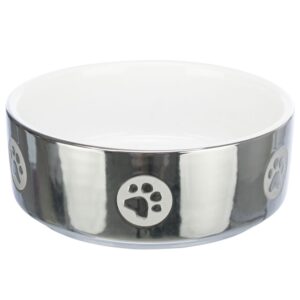Dieser elegante Keramiknapf in silber mit einem charmanten Pfotenmotiv ist die perfekte Futter- und Wasserschale für Ihr Haustier. Mit einem Fassungsvermögen von ca. 0,8 Litern und einem Durchmesser von ca. 15 cm bietet er ausreichend Platz für kleine bis mittelgroße Hunde und Katzen. Die hohe Qualität der Keramik sorgt dafür, dass der Napf langlebig und pflegeleicht ist, während das stilvolle Design in jedem Zuhause gut aussieht. Investieren Sie in diesen schönen Keramiknapf, um Ihrem Haustier ein komfortables und ansprechendes Fütterungserlebnis zu bieten!