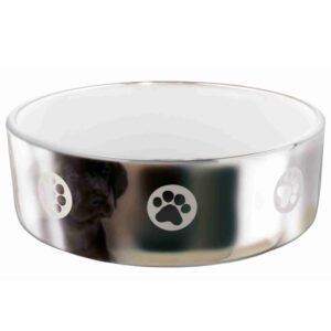 Dieser stilvolle Keramiknapf in Silber mit einem charmanten Pfotenmotiv ist die perfekte Wahl für Tierliebhaber. Mit einem großzügigen Fassungsvermögen von ca. 1,5 Litern eignet er sich ideal für Hunde und Katzen, die gerne aus einem eleganten Napf fressen. Der Durchmesser von ca. 19 cm sorgt dafür, dass auch größere Tiere ausreichend Platz haben. Hergestellt aus hochwertiger Keramik, bietet dieser Napf nicht nur eine ansprechende Optik, sondern auch eine hohe Langlebigkeit. Machen Sie das Fressen Ihres Haustiers zu einem besonderen Erlebnis mit diesem schönen und praktischen Keramiknapf!