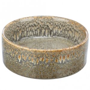 Dieser elegante Keramiknapf für Hunde vereint zeitloses Design mit hoher Funktionalität. Mit einem Fassungsvermögen von ca. 0,9 Litern und einem Durchmesser von ca. 16 cm ist er ideal für kleine bis mittelgroße Hunde geeignet. Die ansprechende braune Farbe fügt sich harmonisch in jede Wohnumgebung ein und sorgt dafür, dass Ihr Hund stilvoll gefüttert wird. Hergestellt aus hochwertiger Keramik, ist dieser Napf nicht nur langlebig, sondern auch leicht zu reinigen. Sichern Sie sich diesen praktischen und schönen Keramiknapf für Ihren vierbeinigen Freund und genießen Sie die Kombination aus Qualität und Design!