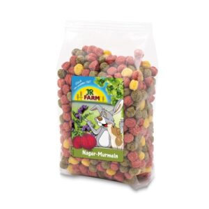 Bunt, rund und knusprig lecker – die rollenden Gemüsemurmeln sind der perfekte Snack für Zwergkaninchen und Nager! Diese handlichen Leckereien kommen in drei verlockenden Farben: leuchtendes Rot aus Roter Beete, frisches Grün aus Luzerne und strahlendes Gelb aus Mais. Ideal für den kleinen Knusper-Genuss oder als Mini-Belohnung zwischendurch, bieten sie nicht nur schmackhaften, sondern auch gesunden Snack-Spaß. Hergestellt aus 96% extrudiertem Maismehl, 3,3% Luzerne und 0,7% Roter Beete, sind sie ein hochwertiges Ergänzungsfuttermittel. Mit einem hohen Proteinanteil von 9,1% und wichtigen Mineralstoffen wie Calcium und Phosphor sind diese Murmeln die beste Wahl für eine ausgewogene Ernährung Ihrer kleinen Freunde. Füttern Sie sie einfach als schmackhaften Snack und beobachten Sie, wie Ihre Nager begeistert knuspern!