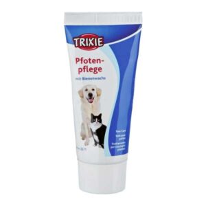 Die Trixie Pfotenpflege mit hochwertigem Bienenwachs ist die ideale Lösung, um die empfindlichen Pfoten Ihres Hundes oder Ihrer Katze zu schützen und zu pflegen. Besonders im Winter, wenn Eis, Streusalz und Splitt die Pfoten beanspruchen, bietet diese Creme einen effektiven Schutz. Doch auch ganzjährig bei langen Spaziergängen auf rauem Untergrund sorgt die Pfotenpflege für die nötige Hautgeschmeidigkeit. Die pflegenden Inhaltsstoffe wie Glycerin und Vaseline tragen dazu bei, spröde Pfoten zu regenerieren. Mit einem Inhalt von 50 ml ist die Trixie Pfotenpflege nicht nur praktisch, sondern auch ein unverzichtbarer Begleiter für Tierbesitzer, die Wert auf die Gesundheit ihrer Vierbeiner legen. Schützen Sie die Pfoten Ihres Tieres mit dieser hochwertigen Creme und sorgen Sie für ein wohltuendes Pflegeerlebnis!