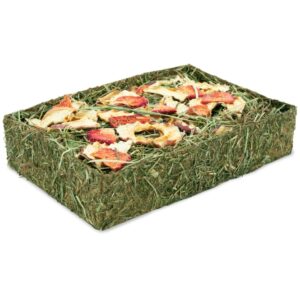Die mit Heu ummantelte Naturfaserschale ist ein hochwertiges Ergänzungsfuttermittel für Zwergkaninchen und Nager. Sie ist prall gefüllt mit aromatischem Heu von naturbelassenen Wiesen im Herzen Bayerns und verfeinert mit einer köstlichen Mischung aus vitaminreichen Früchten. Diese gesunde Heu-Schale bietet nicht nur einen kulinarischen Genuss, sondern unterstützt auch den wichtigen Zahnabrieb durch ihren hohen Rohfaseranteil, was zu einer positiven Verdauung beiträgt. Die ballaststoffhaltigen Äpfel und vitalstoffreichen Erdbeeren machen die Heu-Schale zu einem fruchtig-feinen Snack, den Ihre kleinen Freunde lieben werden. Mit den kompakten Maßen von 19 x 13 x 4 cm ist dieses Produkt ideal für die artgerechte Ernährung von Zwergkaninchen und anderen Nagetieren. Verwöhnen Sie Ihre Tiere mit dieser natürlichen Leckerei aus besten Zutaten!