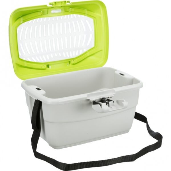 Die Trixie Transportbox Mini-Capri ist die perfekte Kunststoff-Transportbox für Kleintiere wie Meerschweinchen, Kaninchen und andere Tiere mit einem Körpergewicht von bis zu 2 kg. Diese praktische Transportbox lässt sich bequem von oben öffnen und bietet mit ihrer Streichelklappe sowie den Belüftungsschlitzen eine optimale Luftzirkulation, damit Ihr Haustier immer gut belüftet ist. Dank der zwei stabilen Griffe und dem verstellbaren Schultergurt ist der Tragekomfort besonders hoch, was sie zu einer idealen Wahl für Tierliebhaber macht. Mit den kompakten Maßen von ca. 40 x 22 x 30 cm und der ansprechenden Farbgestaltung in hellgrau und grün ist die Trixie Transportbox sowohl funktional als auch stilvoll. Sichern Sie sich jetzt diese hochwertige Transportlösung für Ihr geliebtes Haustier!