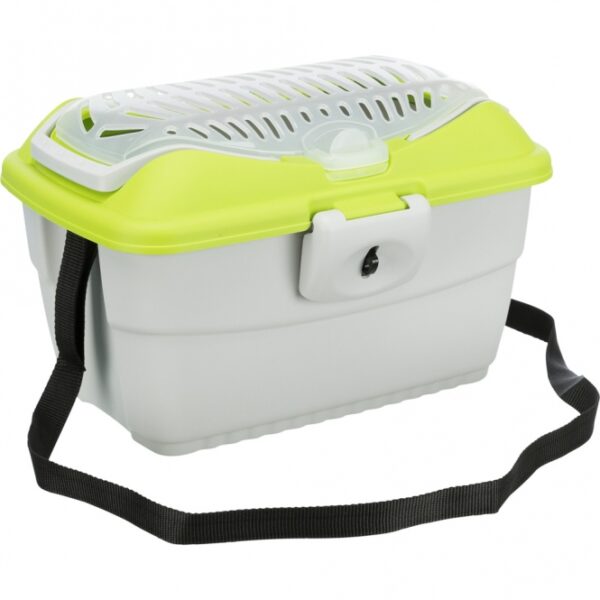 Die Trixie Transportbox Mini-Capri ist die perfekte Kunststoff-Transportbox für Kleintiere wie Meerschweinchen, Kaninchen und andere Tiere mit einem Körpergewicht von bis zu 2 kg. Diese praktische Transportbox lässt sich bequem von oben öffnen und bietet mit ihrer Streichelklappe sowie den Belüftungsschlitzen eine optimale Luftzirkulation, damit Ihr Haustier immer gut belüftet ist. Dank der zwei stabilen Griffe und dem verstellbaren Schultergurt ist der Tragekomfort besonders hoch, was sie zu einer idealen Wahl für Tierliebhaber macht. Mit den kompakten Maßen von ca. 40 x 22 x 30 cm und der ansprechenden Farbgestaltung in hellgrau und grün ist die Trixie Transportbox sowohl funktional als auch stilvoll. Sichern Sie sich jetzt diese hochwertige Transportlösung für Ihr geliebtes Haustier!