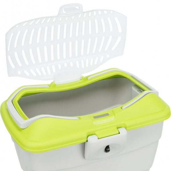 Die Trixie Transportbox Mini-Capri ist die perfekte Kunststoff-Transportbox für Kleintiere wie Meerschweinchen, Kaninchen und andere Tiere mit einem Körpergewicht von bis zu 2 kg. Diese praktische Transportbox lässt sich bequem von oben öffnen und bietet mit ihrer Streichelklappe sowie den Belüftungsschlitzen eine optimale Luftzirkulation, damit Ihr Haustier immer gut belüftet ist. Dank der zwei stabilen Griffe und dem verstellbaren Schultergurt ist der Tragekomfort besonders hoch, was sie zu einer idealen Wahl für Tierliebhaber macht. Mit den kompakten Maßen von ca. 40 x 22 x 30 cm und der ansprechenden Farbgestaltung in hellgrau und grün ist die Trixie Transportbox sowohl funktional als auch stilvoll. Sichern Sie sich jetzt diese hochwertige Transportlösung für Ihr geliebtes Haustier!