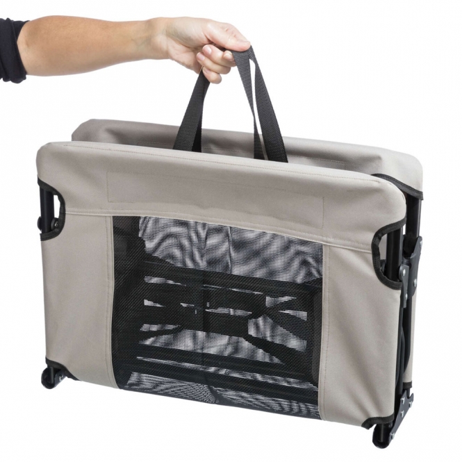 Diese hochwertige Liege aus Oxford-Polyester ist der perfekte Begleiter für entspannte Tage im Freien. Das stabile, pulverbeschichtete Metallgestell sorgt für eine hohe Stabilität und Langlebigkeit, während der atmungsaktive Netzstoff an warmen Tagen für eine angenehme Abkühlung sorgt. Dank des praktischen, zusammenklappbaren Designs lässt sich die Liege platzsparend verstauen und ist somit ideal für Garten oder Balkon. Mit Tragegriffen ausgestattet, ist der Transport mühelos. Der abnehmbare Bezug ist bei 30°C waschbar und garantiert eine einfache Pflege. Diese Liege ist bis zu 15 kg belastbar, besitzt Gummifüße für einen sicheren Stand und kommt in einem eleganten grau/schwarz. Die Maße von ca. 79 × 19 × 50 cm machen sie zu einem kompakten und funktionalen Möbelstück, das sich perfekt in jede Umgebung einfügt. Entdecken Sie den Komfort und die Vielseitigkeit dieser Liege für entspannte Stunden im Freien!