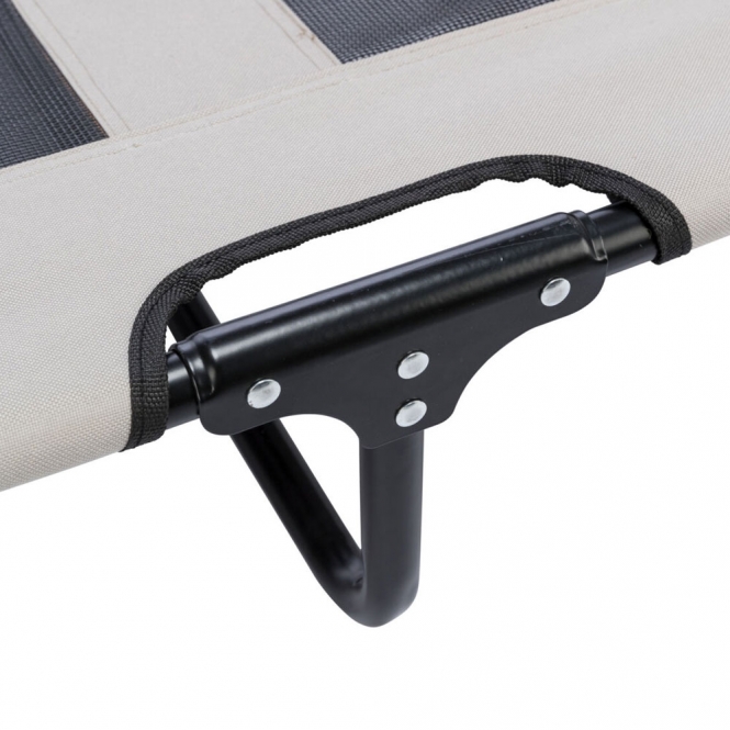 Diese hochwertige Liege aus Oxford-Polyester ist der perfekte Begleiter für entspannte Tage im Freien. Das stabile, pulverbeschichtete Metallgestell sorgt für eine hohe Stabilität und Langlebigkeit, während der atmungsaktive Netzstoff an warmen Tagen für eine angenehme Abkühlung sorgt. Dank des praktischen, zusammenklappbaren Designs lässt sich die Liege platzsparend verstauen und ist somit ideal für Garten oder Balkon. Mit Tragegriffen ausgestattet, ist der Transport mühelos. Der abnehmbare Bezug ist bei 30°C waschbar und garantiert eine einfache Pflege. Diese Liege ist bis zu 15 kg belastbar, besitzt Gummifüße für einen sicheren Stand und kommt in einem eleganten grau/schwarz. Die Maße von ca. 79 × 19 × 50 cm machen sie zu einem kompakten und funktionalen Möbelstück, das sich perfekt in jede Umgebung einfügt. Entdecken Sie den Komfort und die Vielseitigkeit dieser Liege für entspannte Stunden im Freien!