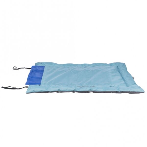 Entdecken Sie die STRONG Edition, die perfekte Lösung für Komfort und Funktionalität! Diese hochwertige Liege verfügt über eine strapazierfähige Nylon-Haptik und einen robusten, weichen Polyester-Bezug, der für ein angenehmes Liegegefühl sorgt. Mit einer Polyestervlies-Füllung von 3 cm bietet sie optimalen Komfort. Der praktische Tragegriff ermöglicht einen einfachen Transport, während die platzsparende Möglichkeit, die Liege zusammenzurollen und mit Gummibändern zu sichern, ideal für unterwegs ist. Der separate Inlett-Bezug mit Reißverschluss eignet sich perfekt für eine Kühlmatte (nicht im Lieferumfang enthalten) und ist in zwei Varianten erhältlich: Artikel 28265 für Kühlmatten bis 65 × 50 cm und Artikel 28266 für Kühlmatten bis 100 × 60 cm. Zudem ist die Liege bei 40°C waschbar und wasserabweisend, was sie besonders pflegeleicht macht. Wählen Sie die elegante Farbvariante in eisblau/grau für ein stilvolles Outdoor-Erlebnis!