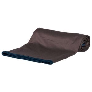 Die Insect Shield® Outdoor-Decke ist die perfekte Lösung für Insektenschutz im Freien. Diese hochwertige Polyesterdecke ist mit dem effektiven Wirkstoff Permethrin behandelt, der einen zuverlässigen Schutz gegen Mücken, Zecken, Fliegen, Flöhe und Ameisen bietet. Der unsichtbare und geruchlose Schutz hält mindestens 25 Wäschen stand und ist dabei völlig unbedenklich für Mensch und Tier. Ob beim Camping, im Park oder bei einem Waldspaziergang – diese Decke ist ideal für alle Outdoor-Aktivitäten. Sie lässt sich ganz einfach bei 60°C reinigen und hat eine praktische Größe von ca. 100 x 70 cm in der ansprechenden Farbe Taupe. Schützen Sie sich und Ihre Lieben mit dieser vielseitigen Insect Shield® Outdoor-Decke und genießen Sie unbeschwerte Stunden in der Natur!