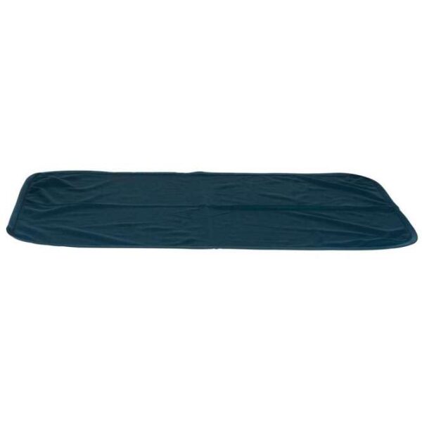 Die Insect Shield® Outdoor-Decke ist eine hochwertige Polyesterdecke, die speziell mit dem effektiven Wirkstoff Permethrin behandelt wurde. Sie bietet optimalen Insektenschutz für Mensch und Tier und schützt zuverlässig vor lästigen Mücken, Zecken, Fliegen, Flöhen und Ameisen. Dank des unsichtbaren und geruchlosen Schutzes bleibt die Decke auch nach mindestens 25 Wäschen wirksam. Diese Decke ist vollkommen unbedenklich für Mensch und Tier und eignet sich hervorragend für Ausflüge im Park, entspannte Waldspaziergänge oder unvergessliche Campingabenteuer. Zudem kann die Decke ganz einfach bei 60°C gereinigt werden. Die elegante dunkelblaue Farbe und die handliche Größe von ca. 100 x 70 cm machen sie zum idealen Begleiter für Ihre Outdoor-Aktivitäten. Schützen Sie sich und Ihre Lieben mit der Insect Shield® Outdoor-Decke – für einen sorgenfreien Aufenthalt in der Natur!