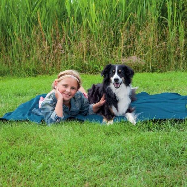 Die Insect Shield® Outdoor-Decke ist die perfekte Lösung für alle, die einen effektiven Insektenschutz für Mensch und Tier suchen. Diese hochwertige Polyesterdecke ist mit dem Wirkstoff Permethrin behandelt, der einen unsichtbaren und geruchlosen Schutz gegen Mücken, Zecken, Fliegen, Flöhe und Ameisen bietet. Mit einer Langlebigkeit von mindestens 25 Wäschen bleibt der Insektenschutz auch nach häufigem Waschen erhalten. Die Decke ist völlig unbedenklich für Mensch und Tier und eignet sich ideal für Ausflüge im Park, entspannte Waldspaziergänge oder aufregende Camping-Abenteuer. Sie kann problemlos bei 60°C gereinigt werden. Die elegante Farbe Taupe und die Größe von ca. 70 x 50 cm machen diese Decke nicht nur funktional, sondern auch stilvoll. Genießen Sie Ihre Zeit im Freien mit der Insect Shield® Outdoor-Decke – für mehr Sicherheit und Komfort!