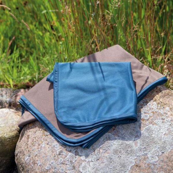 Die Insect Shield® Outdoor-Decke ist die perfekte Lösung für alle, die einen effektiven Insektenschutz für Mensch und Tier suchen. Diese hochwertige Polyesterdecke ist mit dem Wirkstoff Permethrin behandelt, der einen unsichtbaren und geruchlosen Schutz gegen Mücken, Zecken, Fliegen, Flöhe und Ameisen bietet. Mit einer Langlebigkeit von mindestens 25 Wäschen bleibt der Insektenschutz auch nach häufigem Waschen erhalten. Die Decke ist völlig unbedenklich für Mensch und Tier und eignet sich ideal für Ausflüge im Park, entspannte Waldspaziergänge oder aufregende Camping-Abenteuer. Sie kann problemlos bei 60°C gereinigt werden. Die elegante Farbe Taupe und die Größe von ca. 70 x 50 cm machen diese Decke nicht nur funktional, sondern auch stilvoll. Genießen Sie Ihre Zeit im Freien mit der Insect Shield® Outdoor-Decke – für mehr Sicherheit und Komfort!