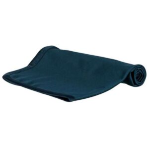 Die Insect Shield® Outdoor-Decke ist eine hochwertige Polyesterdecke, die speziell mit dem effektiven Wirkstoff Permethrin behandelt wurde. Sie bietet optimalen Insektenschutz für Mensch und Tier und schützt zuverlässig vor lästigen Mücken, Zecken, Fliegen, Flöhen und Ameisen. Dank des unsichtbaren und geruchlosen Schutzes bleibt die Decke auch nach mindestens 25 Wäschen wirksam. Diese Decke ist vollkommen unbedenklich für Mensch und Tier und eignet sich hervorragend für Ausflüge im Park, entspannte Waldspaziergänge oder unvergessliche Campingabenteuer. Zudem kann die Decke ganz einfach bei 60°C gereinigt werden. Die elegante dunkelblaue Farbe und die handliche Größe von ca. 100 x 70 cm machen sie zum idealen Begleiter für Ihre Outdoor-Aktivitäten. Schützen Sie sich und Ihre Lieben mit der Insect Shield® Outdoor-Decke – für einen sorgenfreien Aufenthalt in der Natur!