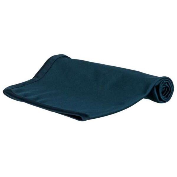 Die Insect Shield® Outdoor-Decke ist eine hochwertige Polyesterdecke, die speziell mit dem effektiven Wirkstoff Permethrin behandelt wurde. Sie bietet optimalen Insektenschutz für Mensch und Tier und schützt zuverlässig vor lästigen Mücken, Zecken, Fliegen, Flöhen und Ameisen. Dank des unsichtbaren und geruchlosen Schutzes bleibt die Decke auch nach mindestens 25 Wäschen wirksam. Diese Decke ist vollkommen unbedenklich für Mensch und Tier und eignet sich hervorragend für Ausflüge im Park, entspannte Waldspaziergänge oder unvergessliche Campingabenteuer. Zudem kann die Decke ganz einfach bei 60°C gereinigt werden. Die elegante dunkelblaue Farbe und die handliche Größe von ca. 100 x 70 cm machen sie zum idealen Begleiter für Ihre Outdoor-Aktivitäten. Schützen Sie sich und Ihre Lieben mit der Insect Shield® Outdoor-Decke – für einen sorgenfreien Aufenthalt in der Natur!