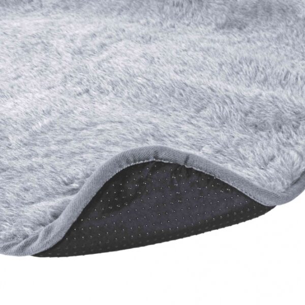 Dieser hochwertige Teppich mit Plüsch-Bezug aus Polyester bietet Ihnen ein besonders weiches und isolierendes Gefühl, ideal für jeden Wohnraum. Die Polyestervlies-Füllung sorgt für zusätzlichen Komfort und Wärme, während der rutschfeste Boden Sicherheit gewährleistet, besonders in Haushalten mit Kindern oder Haustieren. Mit einer eleganten grauen Farbe und einer großzügigen Größe von ca. 100 x 75 cm ist dieser Teppich nicht nur funktional, sondern auch ein stilvolles Accessoire für Ihr Zuhause. Genießen Sie die Vorteile eines langlebigen und pflegeleichten Teppichs, der sowohl hohe Qualität als auch ein attraktives Preis-Leistungs-Verhältnis bietet.