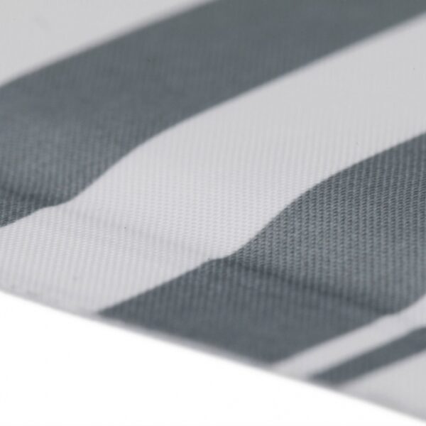 Genießen Sie an warmen Tagen den perfekten Komfort mit unserem innovativen Kühlpad, das die Regulierung Ihrer Körpertemperatur unterstützt. Hergestellt aus hochwertigem Polyester in einer ansprechenden Nylon-Optik, bietet dieses Kühlpad eine angenehme kühlende Wirkung durch Körperkontakt – ganz ohne zusätzliche Kühlung, Strom oder Wasser. Es kühlt für mehrere Stunden und ist nach einer kurzen Nutzungsunterbrechung sofort wieder einsatzbereit. Ideal für Betten, Hundehütten oder im Auto, ist es vielseitig einsetzbar und lässt sich mühelos reinigen – einfach abwischen genügt. Mit einer Größe von ca. 65 x 50 cm und in den eleganten Farben Weiß/Grau ist dieses Kühlpad die perfekte Lösung für heiße Tage und sorgt für erholsame Momente. Holen Sie sich jetzt dieses praktische und günstige Kühlpad für hohen Komfort!