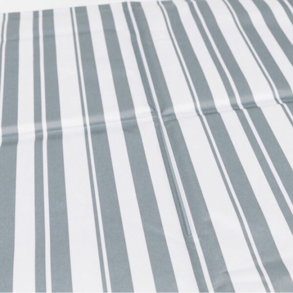 Dieses praktische Kühlkissen unterstützt an warmen Tagen die Regulierung der Körpertemperatur und sorgt für eine angenehme Abkühlung. Mit seiner hochwertigen Nylon-Optik aus Polyester bietet es nicht nur eine kühlende Wirkung durch Körperkontakt, sondern funktioniert zudem ohne zusätzliche Kühlung, Strom oder Wasser. Das Kissen kühlt für mehrere Stunden und ist nach kurzer Nutzungsunterbrechung sofort wieder einsatzbereit. Es ist vielseitig einsetzbar, sei es auf Betten, in Hundehütten oder im Auto. Die Reinigung erfolgt ganz einfach durch Abwischen. In der eleganten Farbkombination weiß/grau und einer praktischen Größe von ca. 50 x 40 cm ist dieses Kühlkissen die perfekte Lösung für heiße Tage!