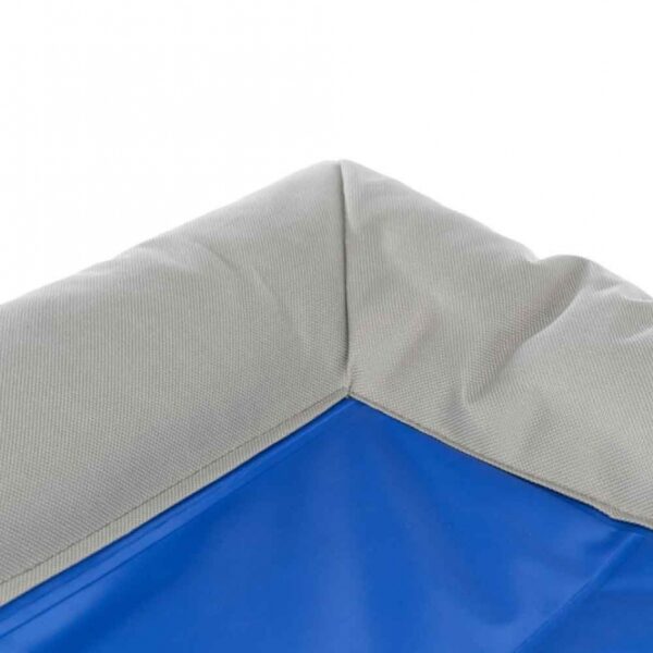 Entdecken Sie unser innovatives Kühlkissen, das an warmen Tagen effektiv die Körpertemperatur reguliert. Mit seiner ansprechenden Nylon-Optik (Polyester) und einem Rand aus Polyestervlies-Füllung bietet es nicht nur hohen Komfort, sondern auch eine kühlende Wirkung durch direkten Körperkontakt. Dieses praktische Kissen funktioniert ganz ohne zusätzliche Kühlung, Strom oder Wasser und sorgt für eine angenehme Abkühlung über mehrere Stunden. Nach kurzer Nutzungsunterbrechung ist es sofort wieder einsatzbereit und lässt sich einfach durch Abwischen reinigen. In der eleganten Farbe grau/blau und mit den Maßen von ca. 90 x 55 cm ist es der perfekte Begleiter für entspannte Sommertage. Gönnen Sie sich die beste Erfrischung, die sowohl günstig als auch von hoher Qualität ist!